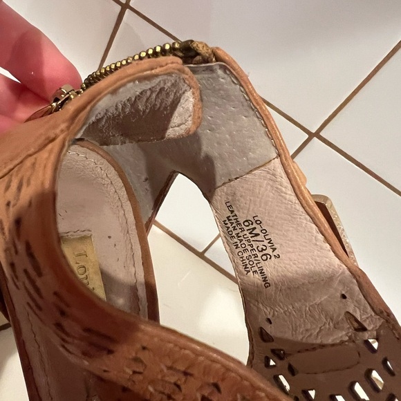 Louise et Cie taupe tan open toe pumps with gold buckle and zipper Size 6 EUC - Picture 2 of 7